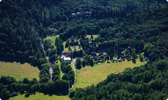 Letecký pohled na areál školy uprostřed lesů