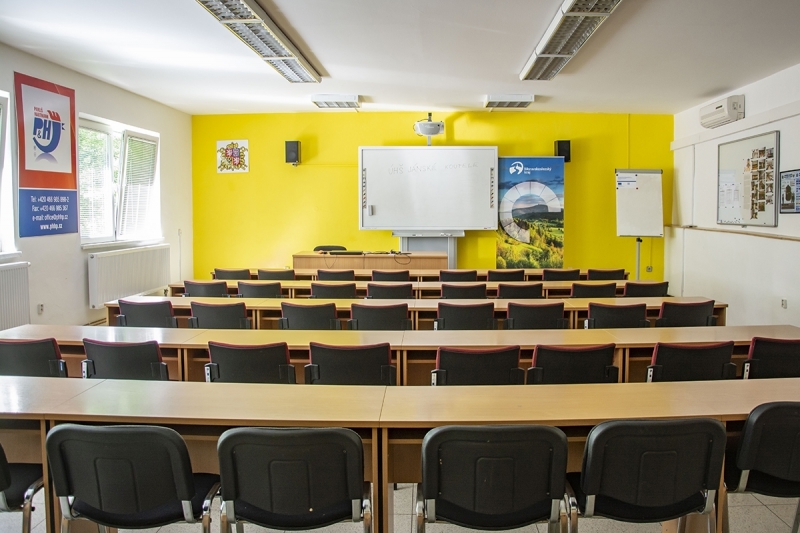 Učebna s lavicemi a interaktivní tabulí