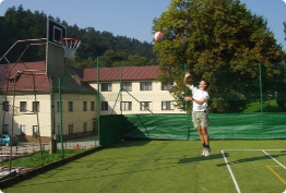 Víceúčelové hřiště s basketbalovým košem